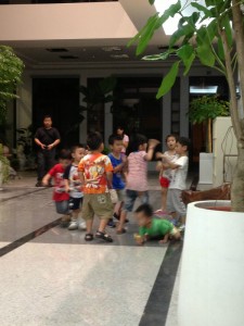 グランド工房　台湾　庭で遊ぶ子供たち